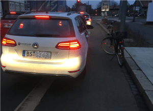 Passat fährt bzw. steht auf dem Fahrradstreifen