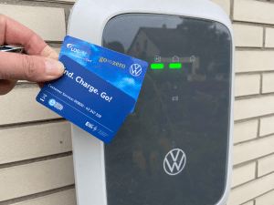 Bild 1 zeigt eine Elli-Box von Volkswagen zusammen mit den beiden benötigten Karten. 
Bild 2 zeigt den ID3, der am Straßenrand geparkt ist. 